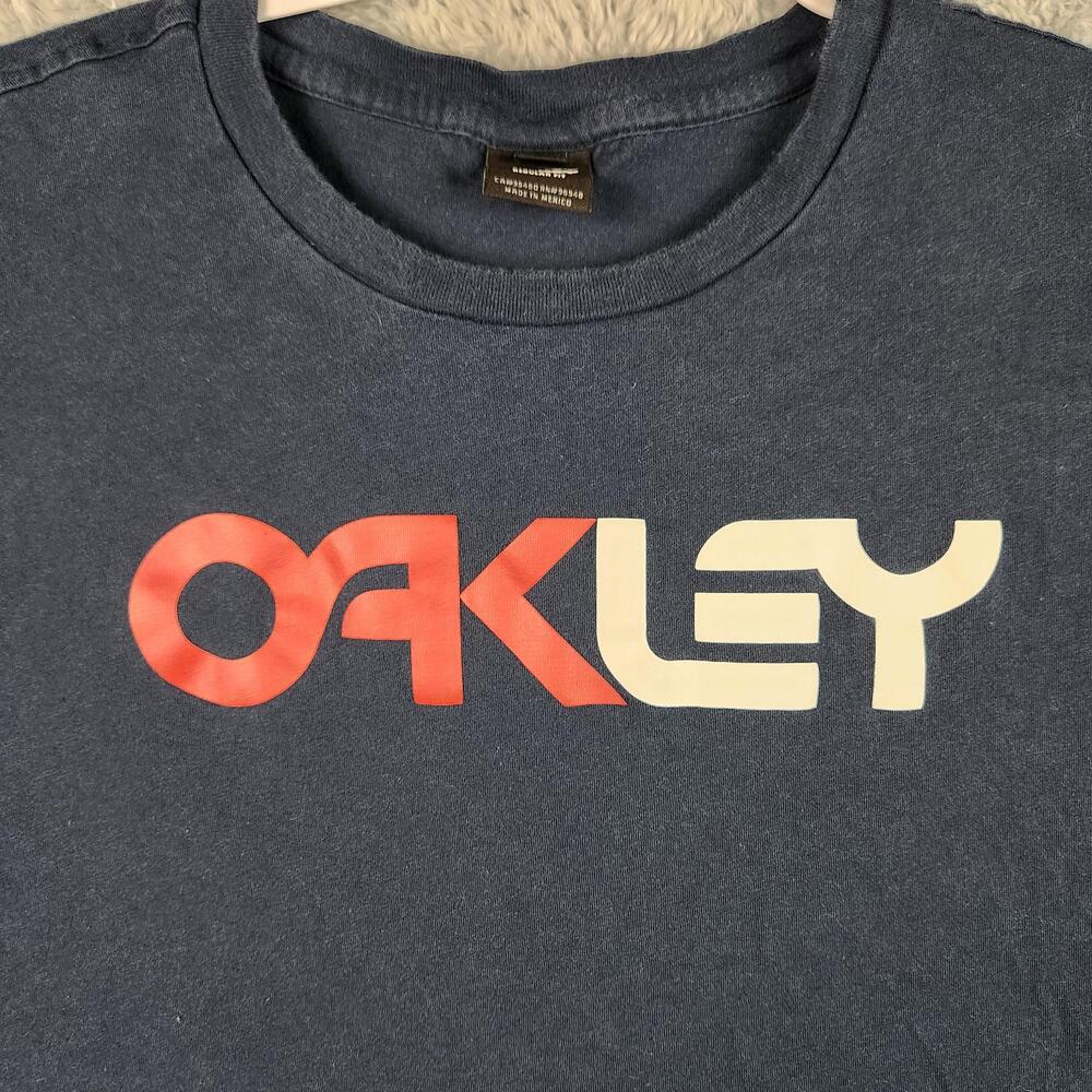 Vintage Oakley Shirt Mens 2XL Blue Red White Logo Graphic Regular Fit Outdoor